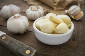 bulbs-and-bowl-of-garlic