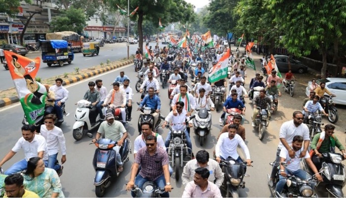 અમદાવાદમાં યુથ કોંગ્રેસ દ્વારા યોજાયેલી પરિવર્તન બાઈક રેલીમાં મોટી સંખ્યામાં કાર્યકરો જોડાયાં