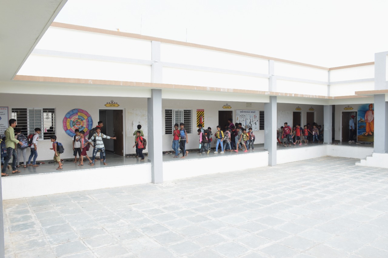 ગુજરાતઃ સરકારી શાળાઓમાં શિક્ષકોની ઘટ,  એક જ શિક્ષકવાળી 1606 પ્રાથમિક શાળાઓ