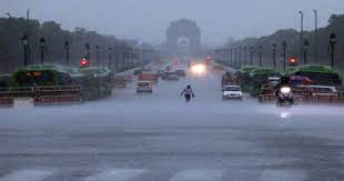 દિલ્હીમાં સવારથી જ ભારે વરસાદ – હવામાન વિભાગે કેટલાક વિસ્તારોમાં રેડ એલર્ટ જારી કર્યું