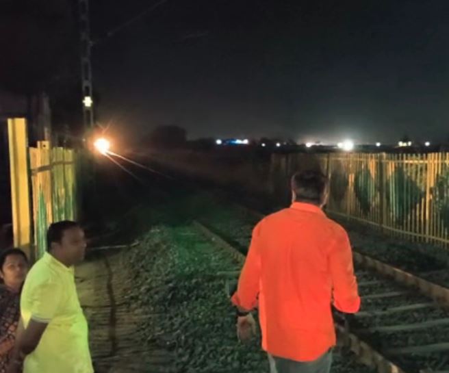 ડભોઈના પલાસવાડા પાસે ટ્રેન પસાર થાય તે પહેલા જ ટ્રકે ફાટક તોડ્યું, મોટી દુર્ઘટના ટળી