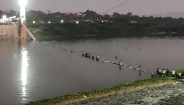 મોરબીમાં મચ્છુ નદી પરનો ઝુલતો બ્રીજ તૂટી પડતા 400 લોકો નદીમાં ખાબક્યા, 60નાં મોત