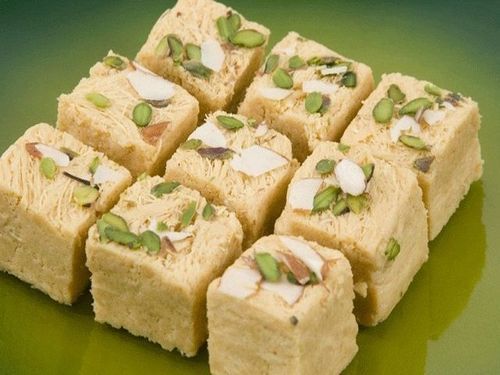 લાંબા સમય સુધી ફ્રેશ રહે છે સોન પાપડી, દિવાળી પહેલા બનાવીને કરો સ્ટોર