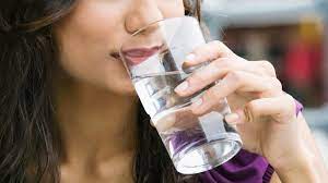 તમે ઓછુ પાણી પીવો છો તો તમને દિવસભર આવી શકે છે આળસ ,રાત્રે સુતા પહેલા પાણી પીને સુવાથી થાય છે ફાયદા