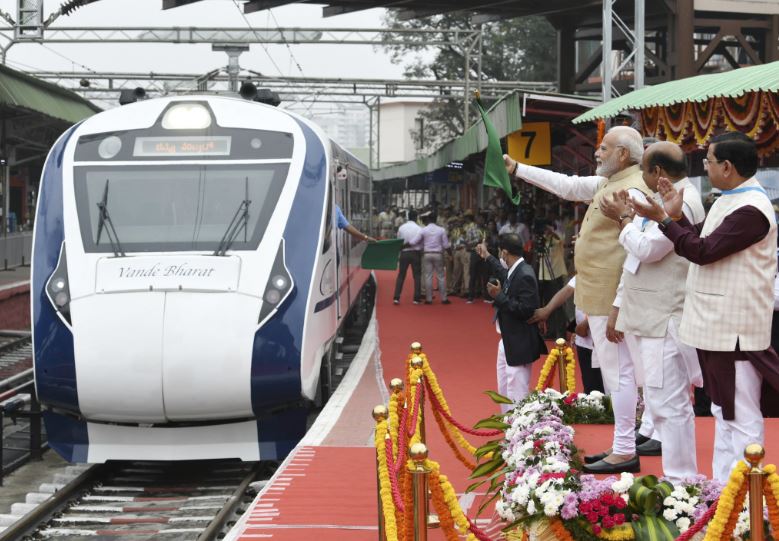 બેંગ્લોરઃ વંદે ભારત એક્સપ્રેસ અને ભારત ગૌરવ કાશી દર્શન ટ્રેનને PM મોદીએ લીલી ઝંડી બતાવી હતી