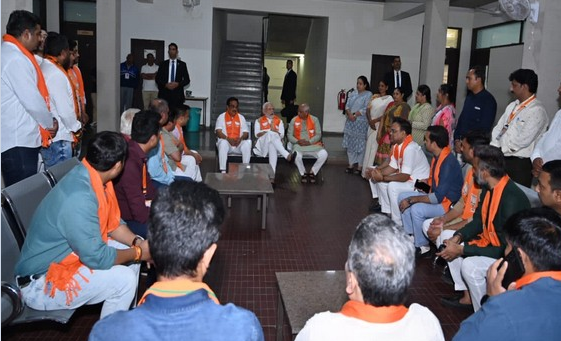 પીએમ મોદીએ ગાંધીનગરમાં BJP ના મુખ્યમથક ‘કમલમ’ ખાતે પાર્ટી કાર્યકરો અને સહયોગીઓ સાથે વાતચીત કરી  