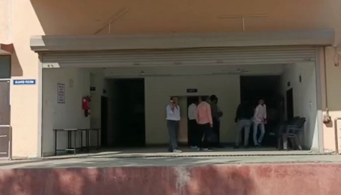 ગાંધીનગરમાં EVM મશીનના ગોડાઉનમાં એકાએક એલાર્મ વાગતાં ચૂંટણી અધિકારીઓ દોડા ગયા,