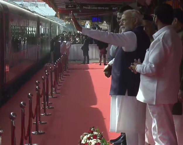 PM મોદીએ નાગપુર રેલ્વે સ્ટેશ પર વંદે ભારત ટ્રેનને બતાવી લીલીઝંડી