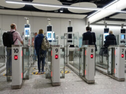 London,,Uk,-,November,19,,2019:,Air,Travellers,Pass,Through