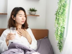 woman-waking-up-with-sore-throat