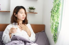 woman-waking-up-with-sore-throat