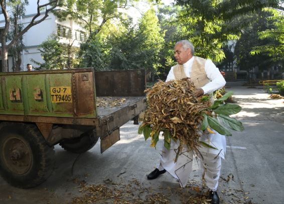 ગુજરાત વિદ્યાપીઠમાંથી નીકળી રહી છે ટનબંધ ગંદકી: રાજ્યપાલ સફાઈ  કામદારો સાથે સફાઈ કાર્યમાં જોડાયા
