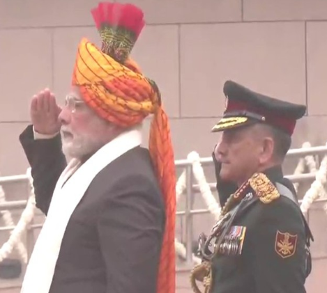 74મા પ્રજાસત્તાક દિવસે PM મોદીએ રાષ્ટ્રીય યુદ્ધ સ્મારક પહોંચી શહીદોને શ્રદ્ધાંજલિ આપી,કર્તવ્યપથ પર કેસરીયા-પીળી બાંધણીની પાઘડીમાં જોવા મળ્યા