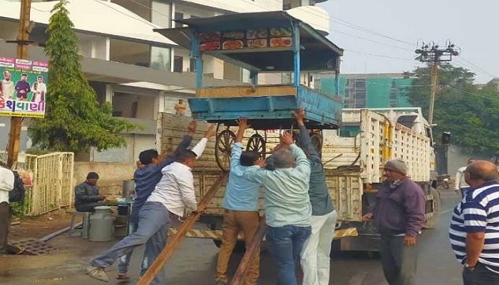 ભાવનગરમાં મ્યુનિ.દ્વારા ઘોઘા સર્કલ સહિત વિસ્તારોમાં રોડ પરના ગેરકાયદે દબાણો દુર કરાયા
