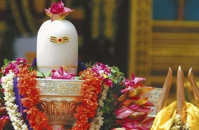જીવનની પરેશાનીઓ થશે દૂર,મહાશિવરાત્રીના દિવસે શિવલિંગ પર ચઢાવો આ વસ્તુઓ