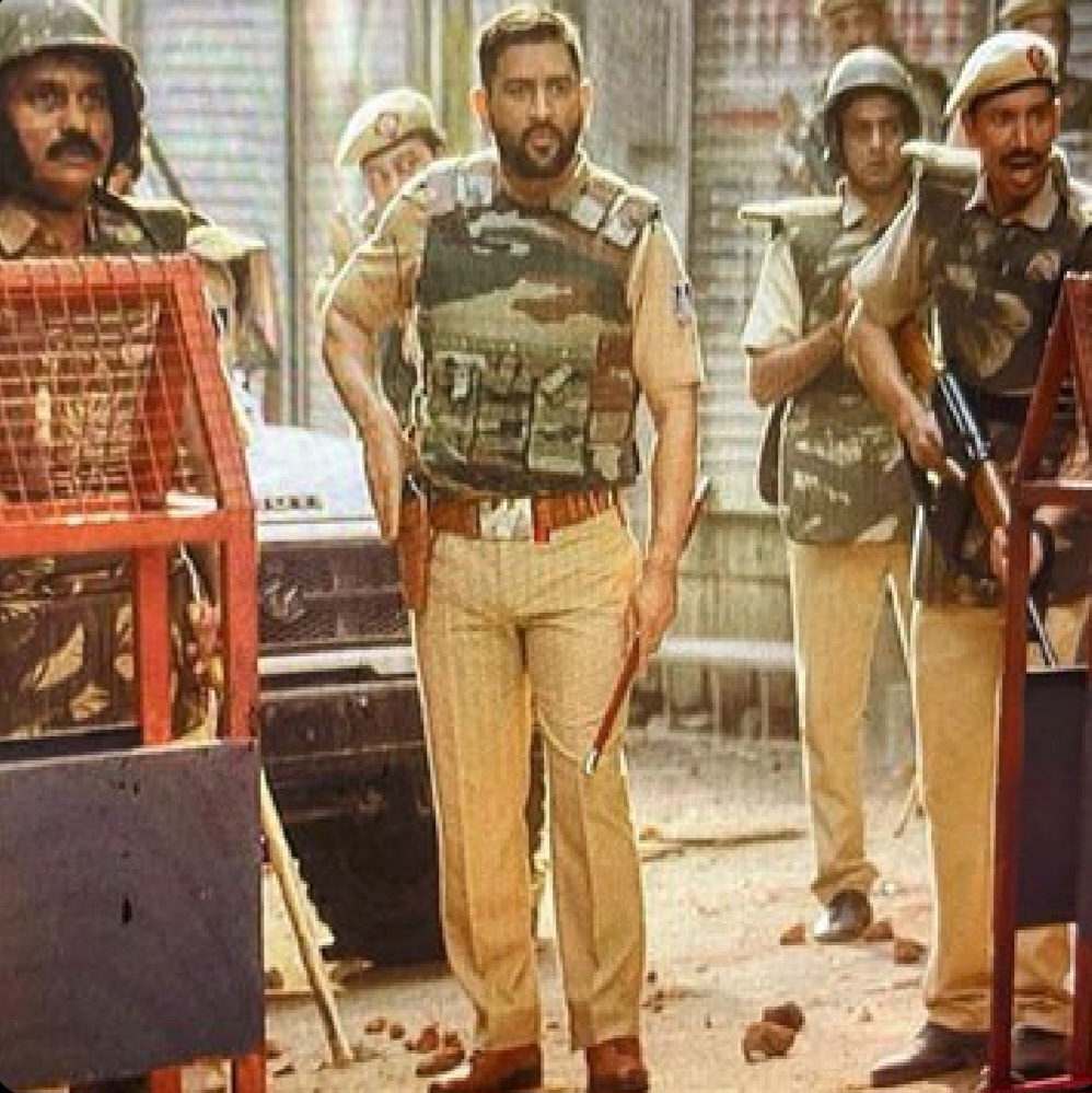 મહેન્દ્ર સિંહ ધોનીએ ફેન્સને ફરી ચોંકાવી દીધા,પોલીસ ઓફિસરના યુનિફોર્મમાં જોવા મળ્યો