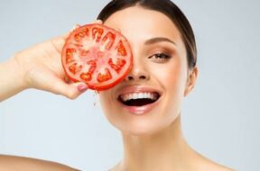 2023_3image_13_27_105645946applying-tomato-on-face-ll