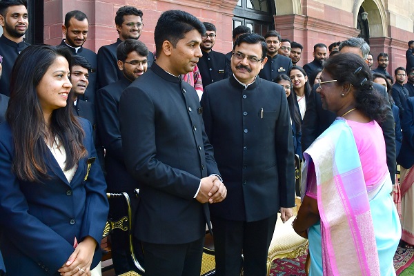 ભારતીય મહેસૂલ સેવાના અધિકારી તાલીમાર્થીઓ રાષ્ટ્રપતિ દ્રૌપદી મુર્મુજી સાથે મુલાકાત કરી