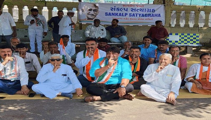 રાહુલ ગાંધીનું MPપદ રદ કરવાના વિરોધમાં કોંગ્રેસ દ્વારા ગુજરાતભરમાં ધરણા યોજાયાં,