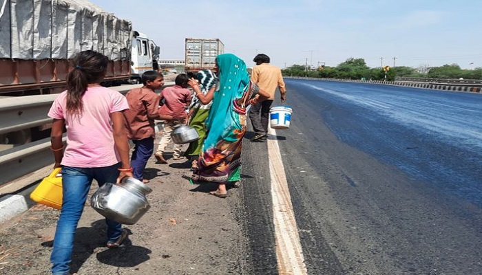 કચ્છના ભચાઉ પાસે હાઈવે પર ટેન્કરે પલટી ખાતાં કેમિકલ ઢોળાયું, લોકો તેલ સમજી વાસણો લઈને દોડ્યાં