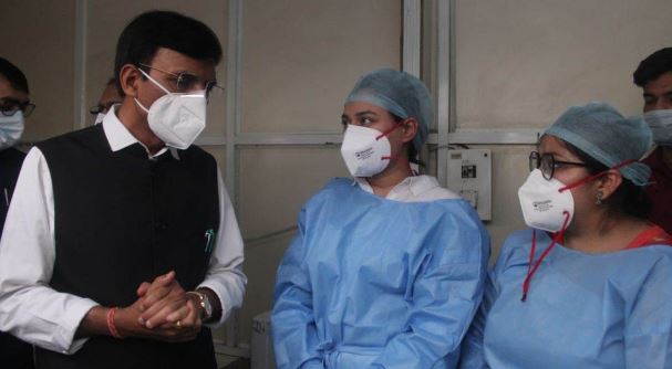 કોવિડને લઈને મોકડ્રીલઃ દિલ્હીની હોસ્પિટલમાં મનસુખ માંડવિયાએ તૈયારીઓનું નિરીક્ષણ કર્યું