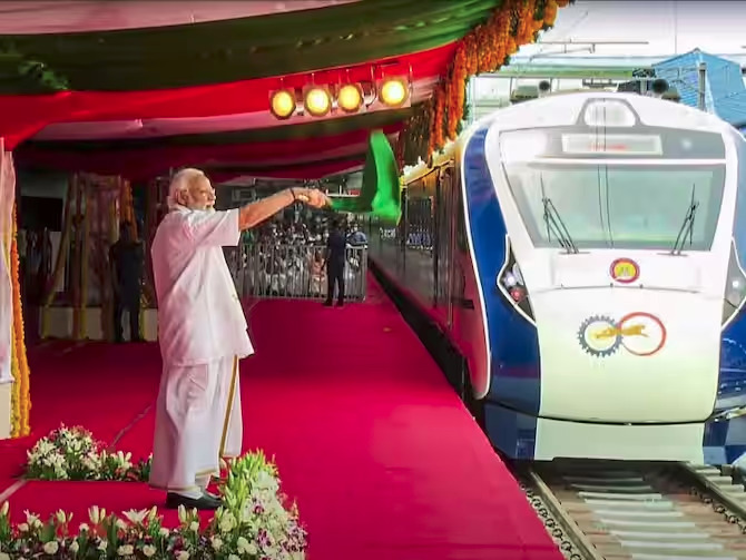 વડાપ્રધાન મોદીએ કેરળની પ્રથમ વંદે ભારત એક્સપ્રેસ ટ્રેનને લીલી ઝંડી બતાવી પ્રારંભ કરાવ્યો