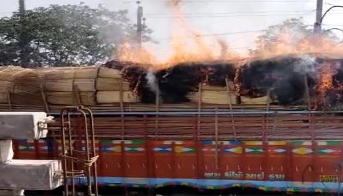 પાલનપુરમાં લાકડાં ભરીને જતી ટ્રક વીજ વાયર સાથે અથડાતા લાગી આગ, માલ-સામાન ભસ્મીભૂત