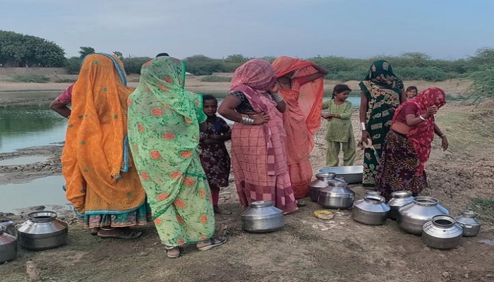 સાંતલપુરના છાણસરા ગામમાં નળ છે, પણ પાણી નથી, મહિલાઓનો માથે બેડા લઈને રઝળપાટ