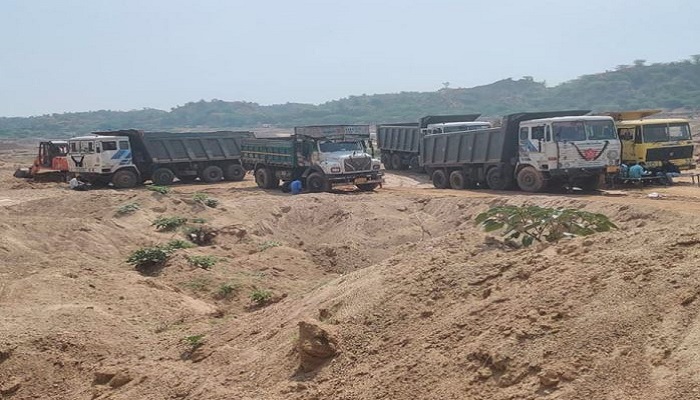 માણસાના અનોડિયા ગામે ખનીજચોરી સામે દરોડા, 18 ટ્રક, બે હિટાચી મશીન જપ્ત કરાયા