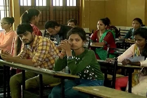 ગુજરાતઃ તલાટી કમ મંત્રીની શાંતિપૂર્ણ માહોલમાં પરીક્ષા સંપન્ન, પરીક્ષાર્થીઓને પેપર અઘરુ લાગ્યું