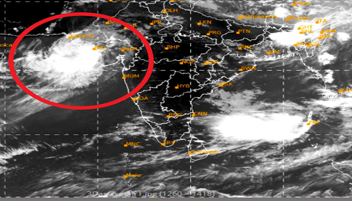 સૌરાષ્ટ્રના સાગરકાંઠે ‘બિપરજોય’ ટકરાયું:  વાવાઝોડા પહેલા જ ભારે પવન ફૂંકાયો, થોડીવારમાં લેન્ડફોલ થશે