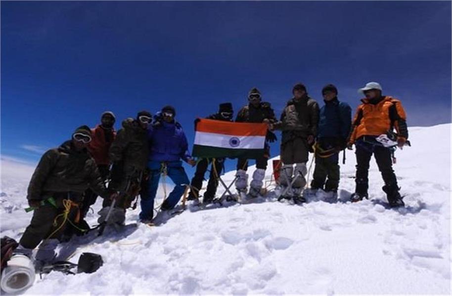 ભારતીય સેનાની ડેગર ટીમે 7000 મીટરની ઉંચાઈએ કર્યો યોગ, કુન પર્વત પર લહેરાવ્યો ત્રિરંગો