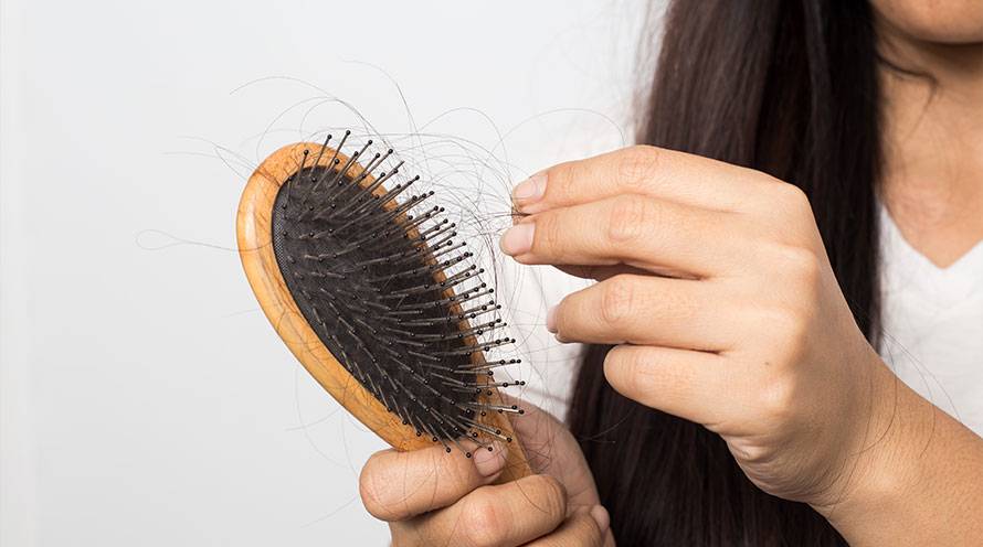 ચોમાસામાં ખરતા વાળની સમસ્યાને અવગણશો નહીં, આ ઉપાયોથી કરો બચાવ