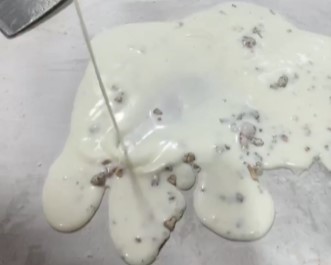 એક વ્યક્તિએ રજનીગંધા નાખીને બનાવ્યો આઈસક્રીમ,વિડીયો જોઇને લોકો થયા ગુસ્સે