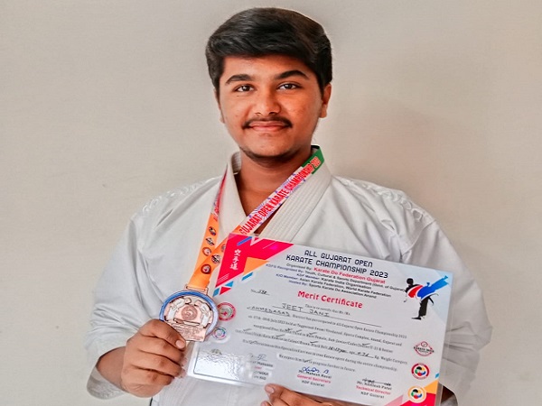 ઓલ ગુજરાત ઓપન કરાટે ચેમ્પિયનશીપ 2023માં અમદાવાદના વિદ્યાર્થી જીત જાનીએ બ્રોન્ઝ મેડલ જીત્યો