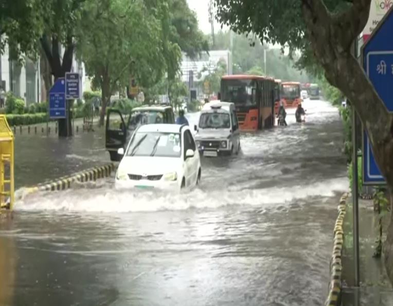 દિલ્હી-NCRમાં વહેલી સવારે મુશળધાર વરસાદ,રસ્તાઓ પર પાણી ભરાયા