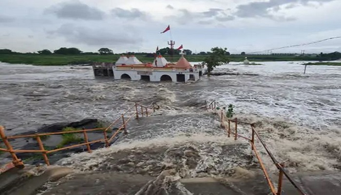 જામનગર નજીક રંગમતી ડેમના દરવાજા ખોલાતા દરેડ ગામ પાસે ખોડિયાર મંદિર પાણીમાં ડુબ્યું