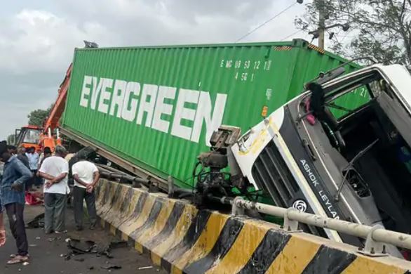 હળવદ-માળિયા હાઈવે પર કન્ટેનરે બે બાળકોને અડફેટે લેતા થયા મોત