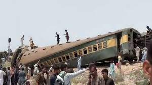 પાકિસ્તાનમાં મોટી ટ્રેન દુર્ઘટના:ટ્રેન પાટા પરથી નીચે ઉતરી,અત્યાર સુધીમાં 15ના મોત,અનેક ઘાયલ