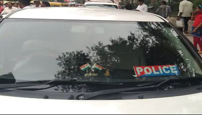 અમદાવાદમાં  વાહનો પર POLICEની નેમ પ્લેટ રાખીને ટ્રાફિક ભંગ કરતા પોલીસ કર્મીઓ પકડાયા