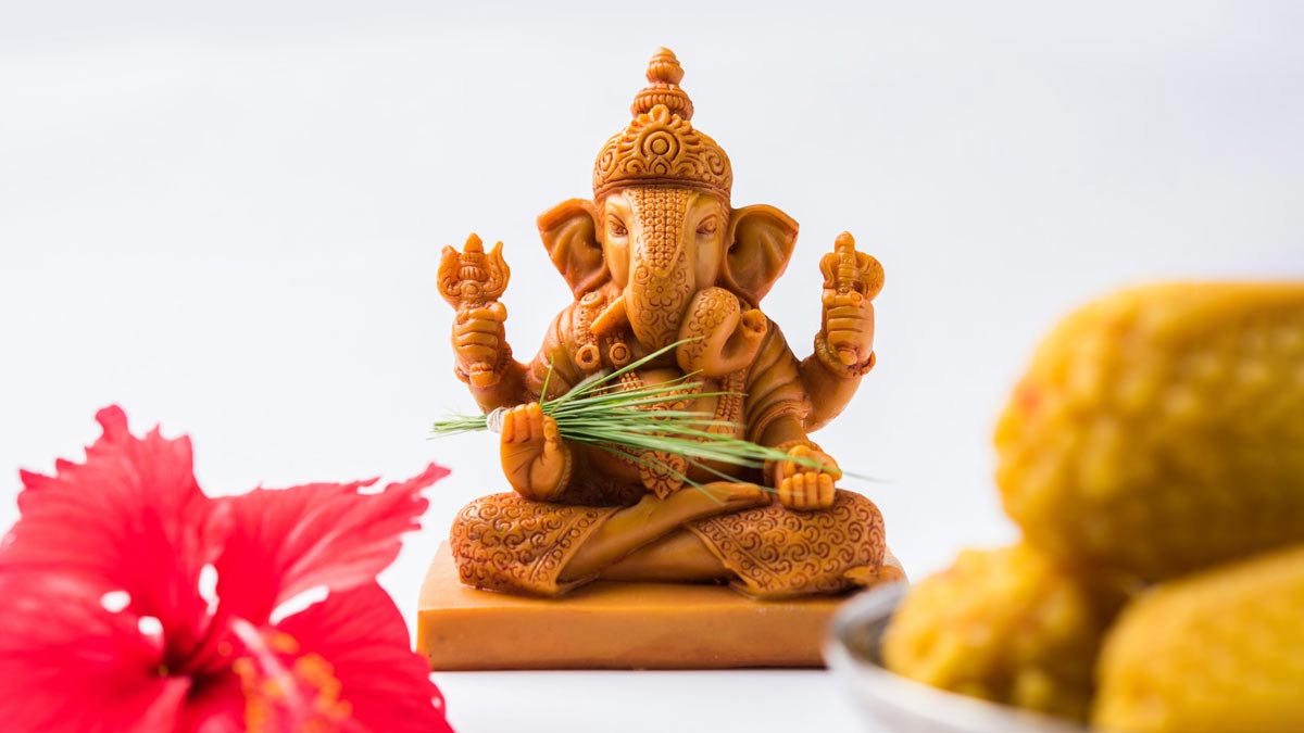 આખરે ગણપતિ બાપ્પાની પૂજા દુર્વા વગર કેમ અધૂરી ગણાય છે? જાણો અર્પણ કરવાના કારણ અને નિયમો
