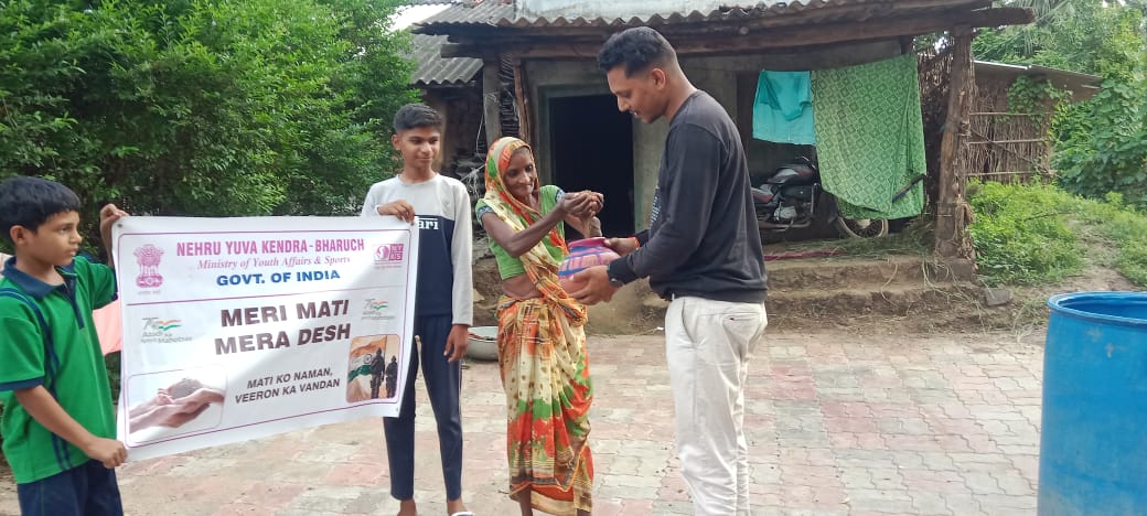 મેરી માટી મેરા દેશ કાર્યક્રમ અંતર્ગત અમૃત કળશ યાત્રા માટે માટી એકત્ર કરાઇ