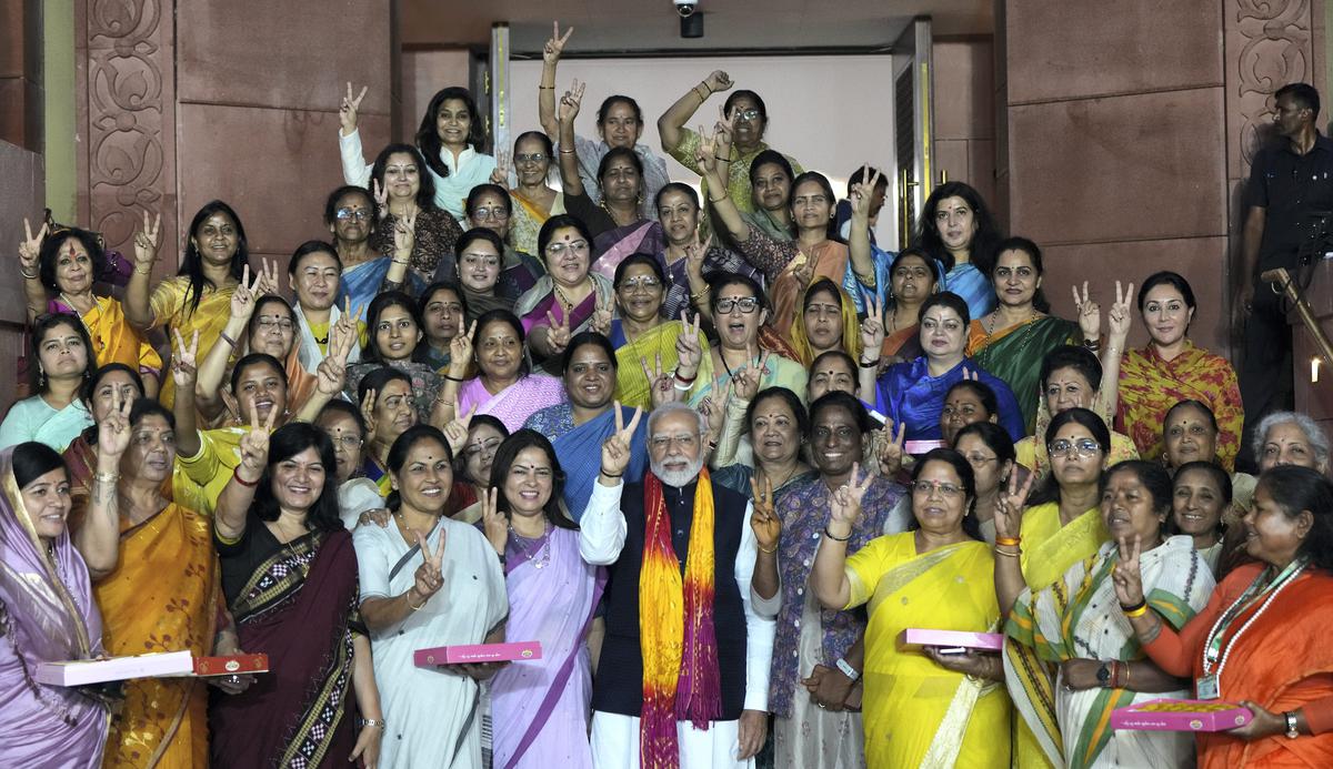 રાજ્યસભામાં પણ મહિલા અનામત બિલ પાસ થવા પર મહિલા સાંસદોએ PM મોદી સાથે ઉજવણી કરી