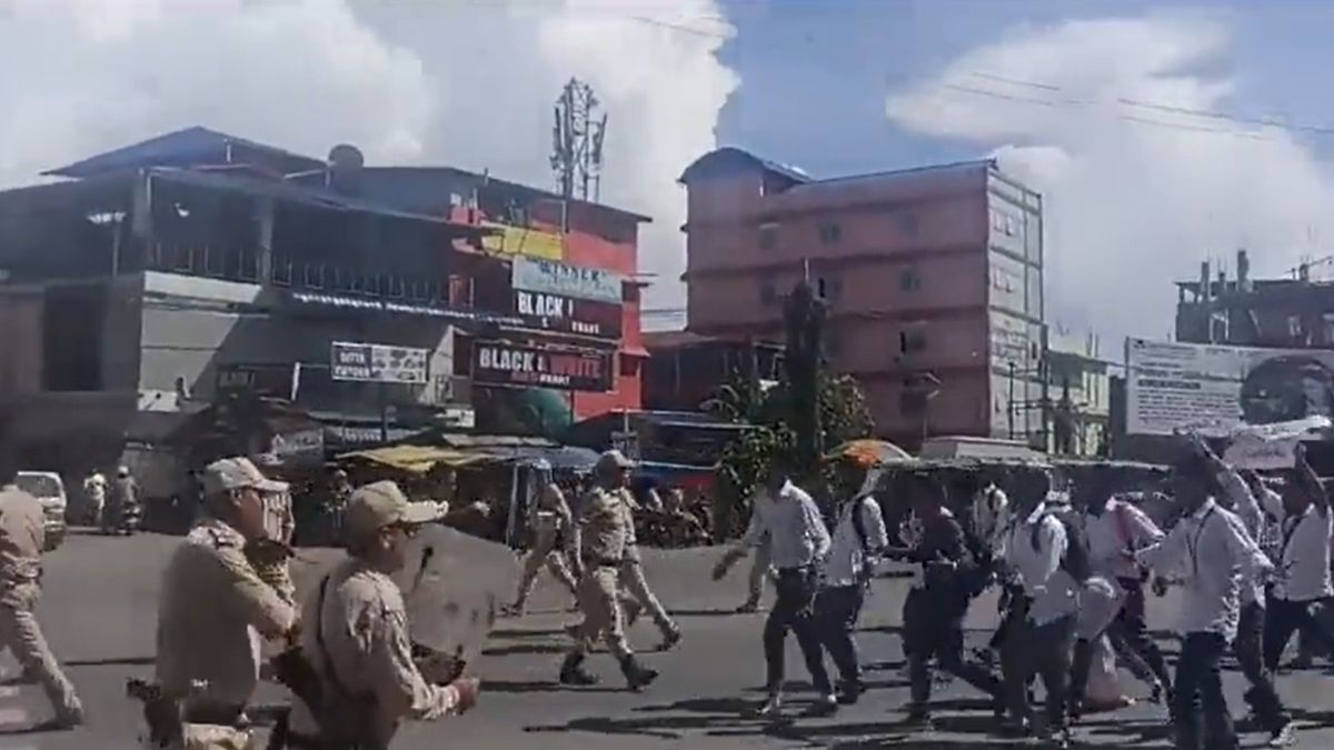 મણિપુર હિંસા: ઇમ્ફાલમાં વિદ્યાર્થીઓની હત્યા સામે વિરોધ પ્રદર્શન યથાવત,આખા રાજ્યને “અશાંત ક્ષેત્ર” તરીકે જાહેર કરાયું
