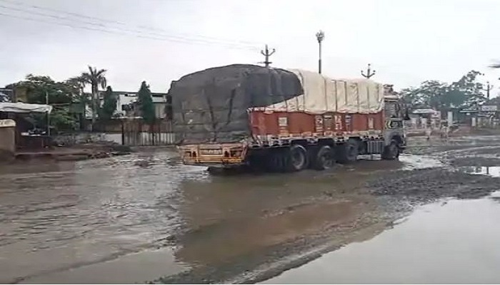 પાલનપુર-આબુ હાઈવે પર ઊંડા ખાડાંઓ પુરવામાં ન આવતા પાણી ભરાયા, વાહનચાલકો પરેશાન