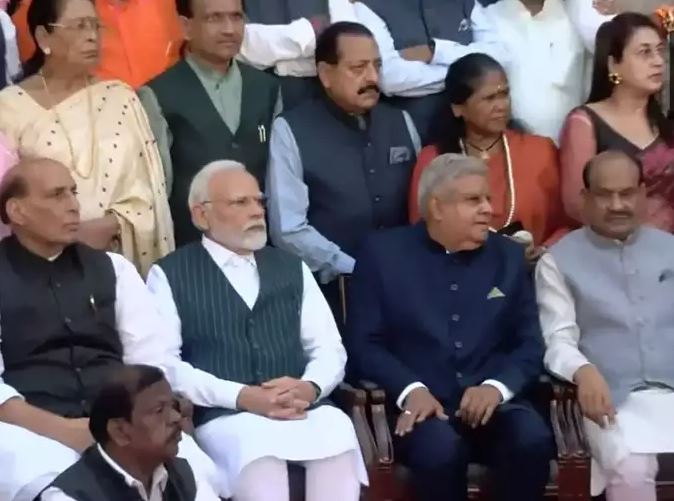 નવા સંસદભવનમાં પ્રવેશ પહેલા રાજ્યસભા અને લોકસભાના સભ્યોનો ગ્રુપ ફોટો લેવાયો