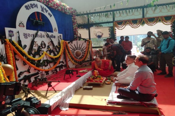 વિજ્યા દશમી પર્વઃ હર્ષ સંધવીએ સુરતમાં પોલીસ હેડક્વાર્ટરમાં શસ્ત્રપૂજન કર્યું