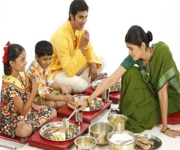 પલાઠી વાળીને કેમ જમવું જોઈએ? આ છે કારણો