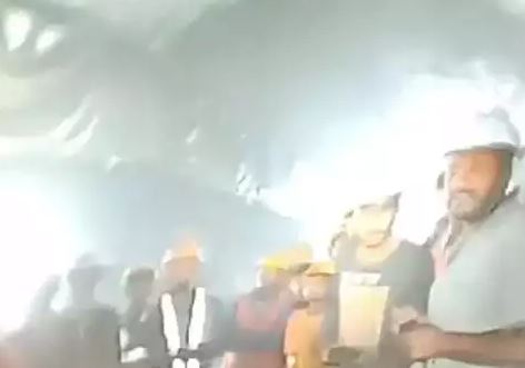 ઉતરાખંડ: ટનલની અંદર ફસાયેલા કામદારોની પ્રથમ તસવીર આવી સામે,તમામ કામદારો સુરક્ષિત