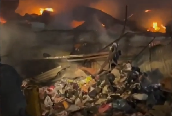 જમાલપુરના લાઠી બજારના ગોડાઉનમાં ભીષણ આગ, સદનસીબે જાનહાની ટળી